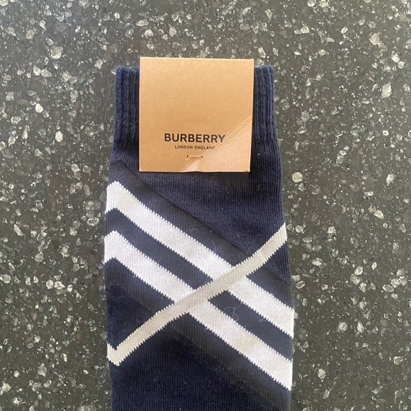 NEW BURBERRY KIDS CHEVRON NAVY BLUE WHITE SIZE M 30-32 SOCK - Picture 2 of 4